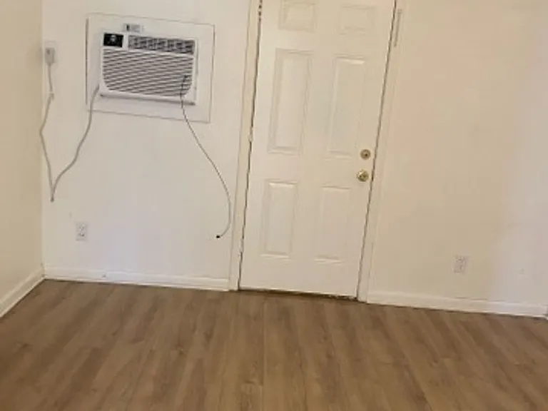 Golden Maple Apartments — Photo 10