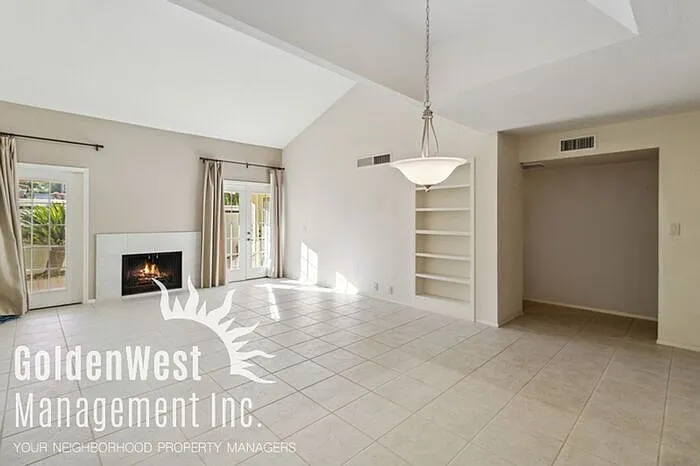 2441 E Rancho Dr — Photo 2