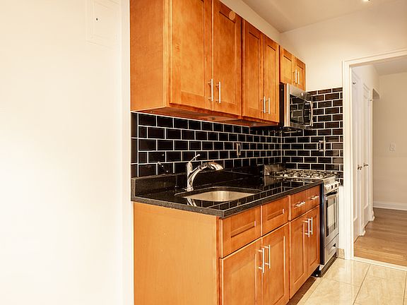 4th image of 212 W 22nd St #6K