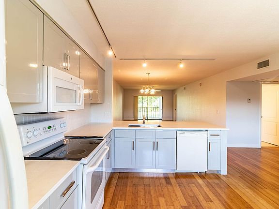 3rd image of 3020 Florida Blvd APT 206