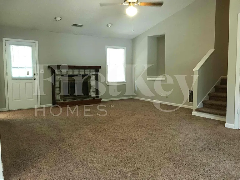 1201 Creekwood Cv — Photo 2