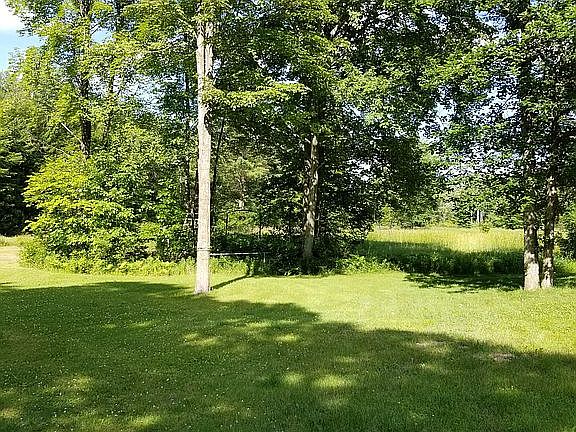 N. Side yard between hse & b