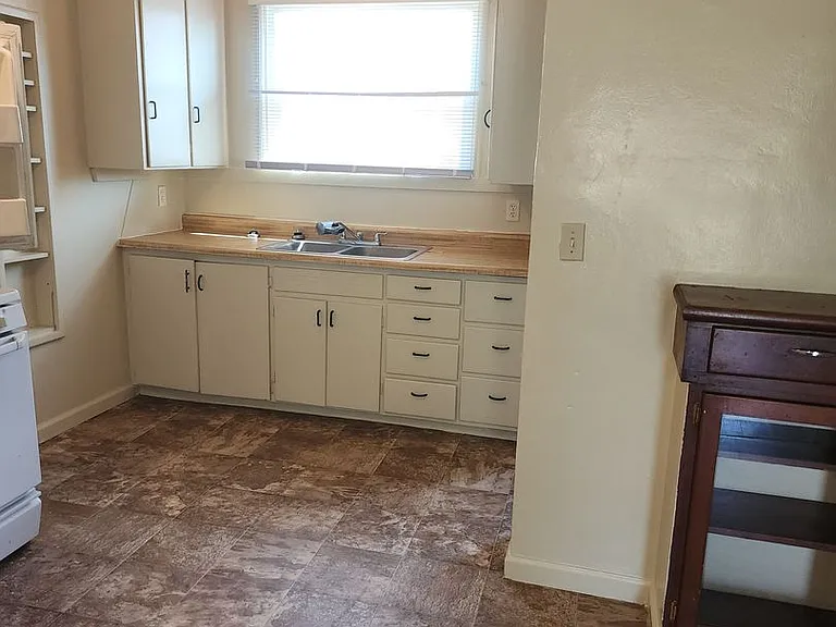 1605 Saint Clair St — Photo 9