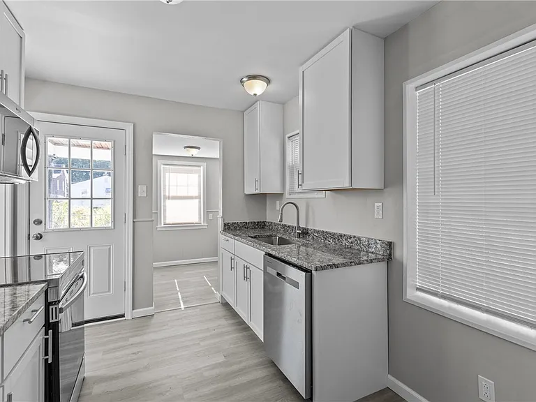 3065 Latonia Ave — Photo 11