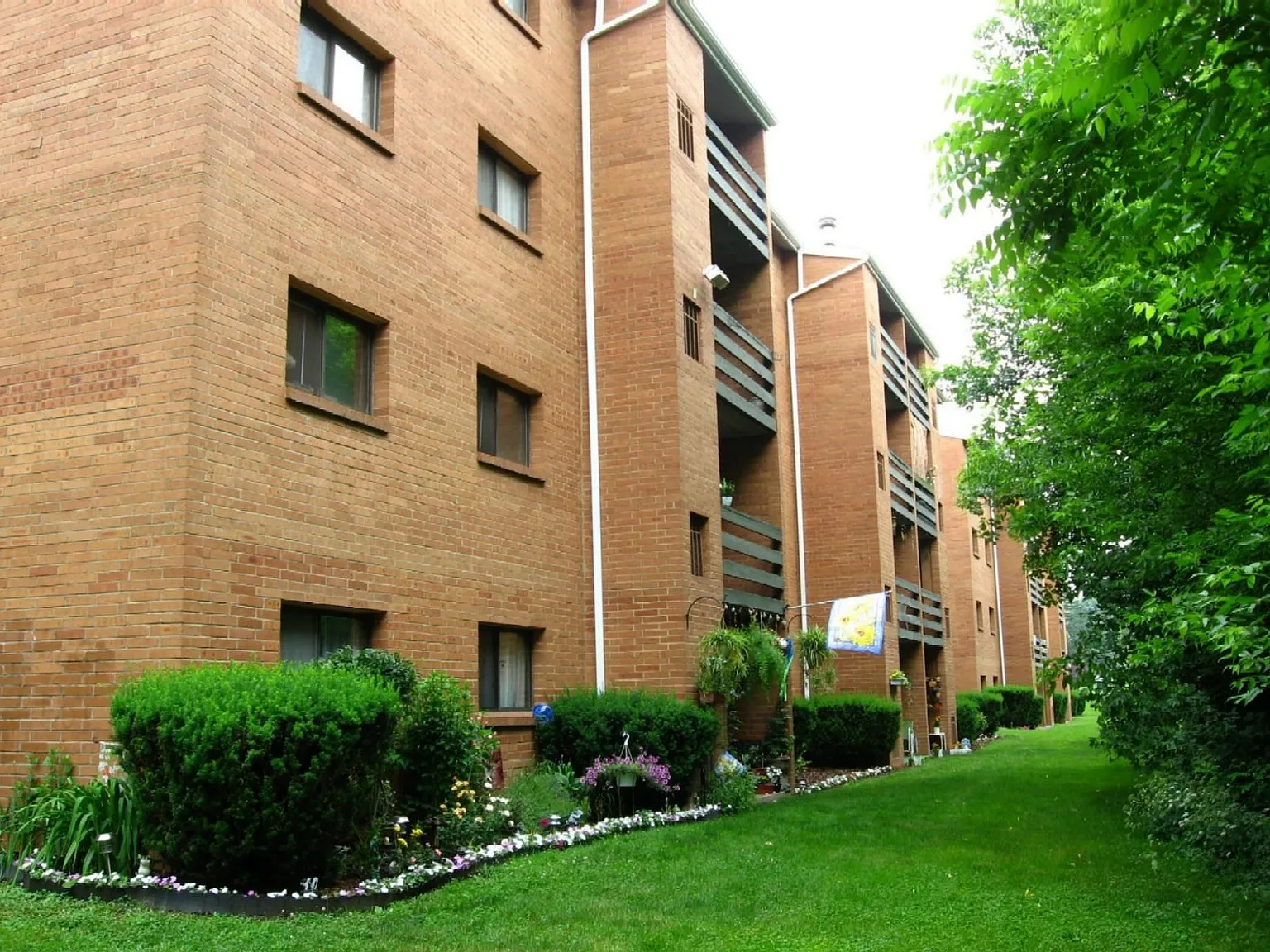 Pebble Creek Court Apartments — Photo 3