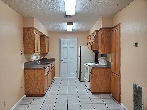 3rd image of 946 Live Oak Cir