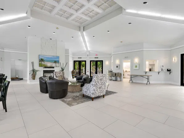 531 La Peninsula Blvd, Naples, FL 34113