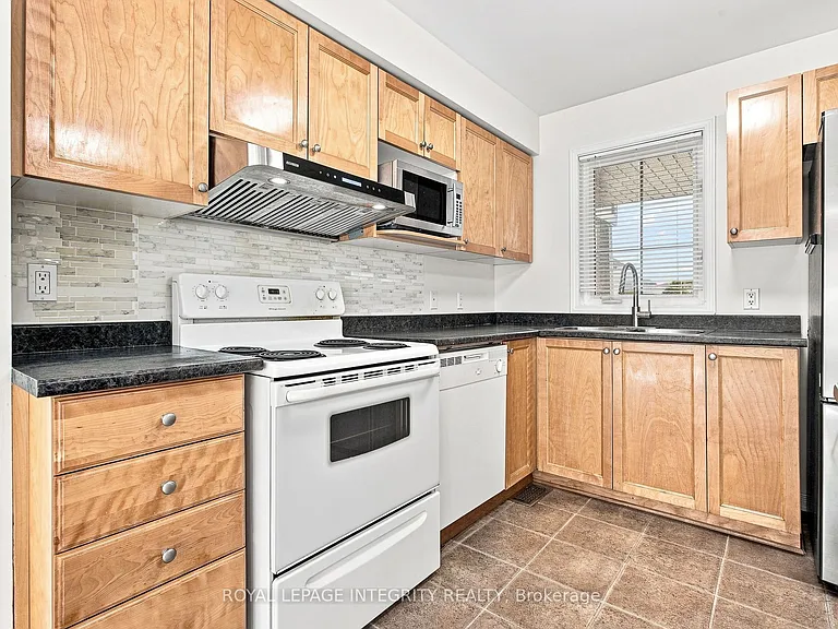 6 Crystal Park Cres — Photo 5