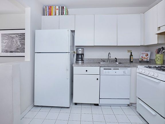 5th image of 222 W 14th St APT 5J