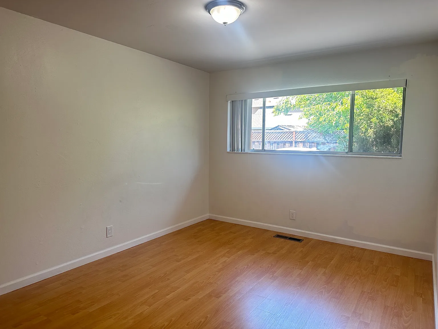 3 bed, 1000 sqft, $4,095 — Photo 2