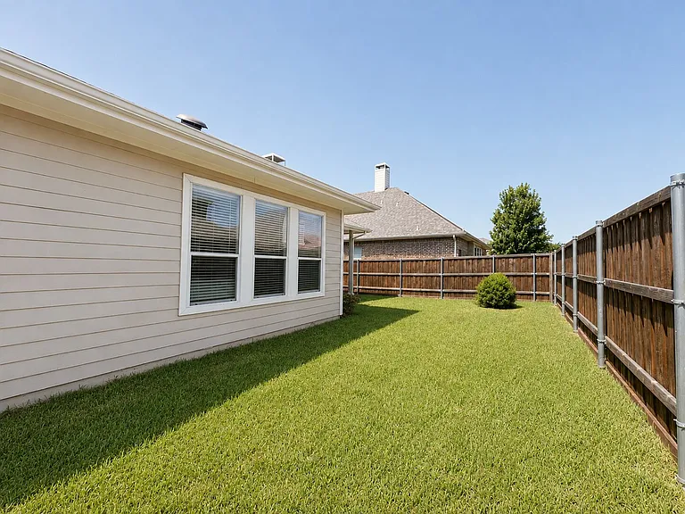 5724 Silverton Ave — Photo 19