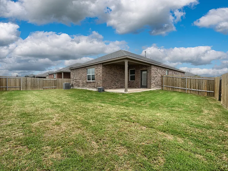 909 Emerson Dr — Photo 23