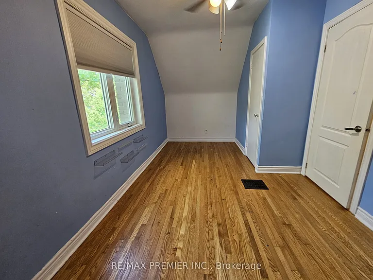 31 Compton Cres #MAIN 2ND — Photo 17