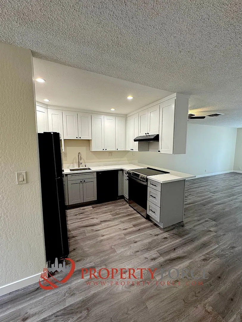 Villa Terrace Townhouse Apts - 946 Tamarack Ln, Unit 14 — Photo 4