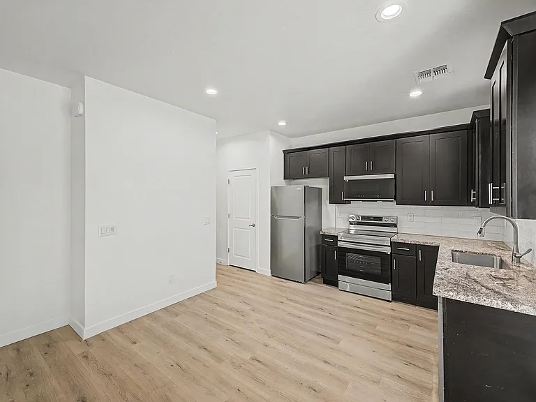 105 W Latona Rd — Photo 15