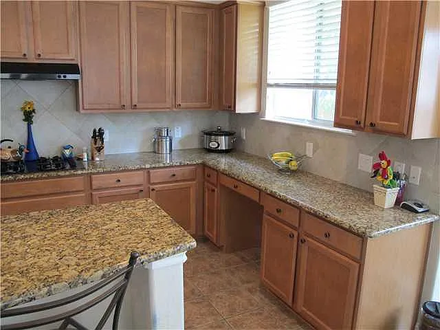 3 bed, 2.0 bath, 2274 sqft, $2,500 — Photo 4