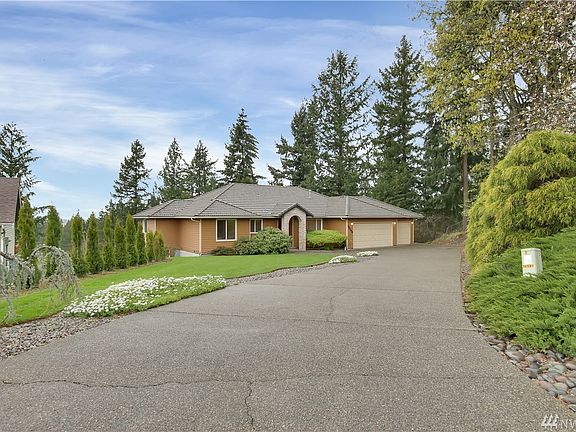 Located in Valley View Estates, enjoy stunning sunsets and Olympic Mt views from this spacious home