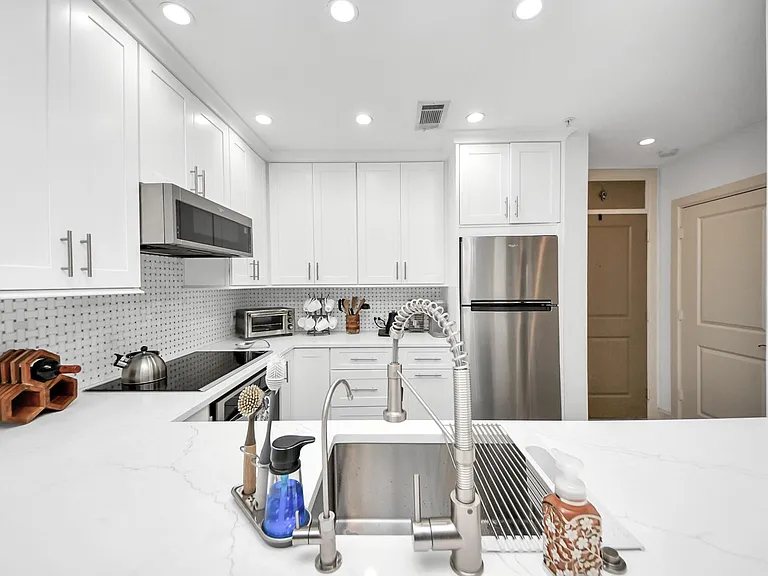 1900 Genesee St #204 — Photo 11