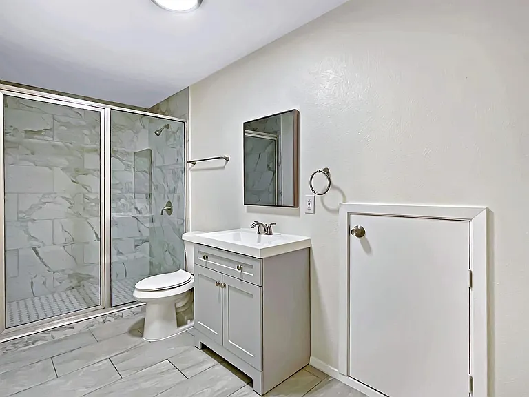 1021 Crosby Ave — Photo 17