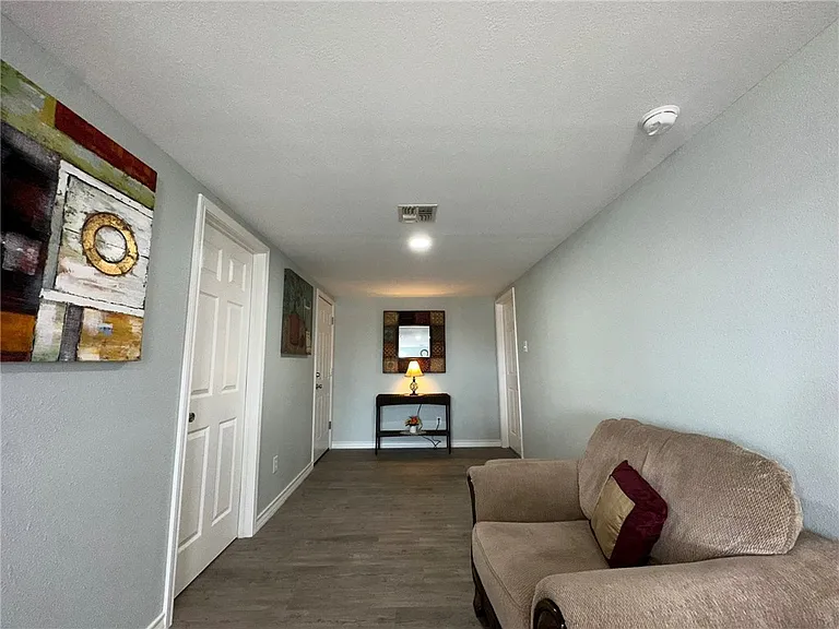 201 Volpe Cir — Photo 6