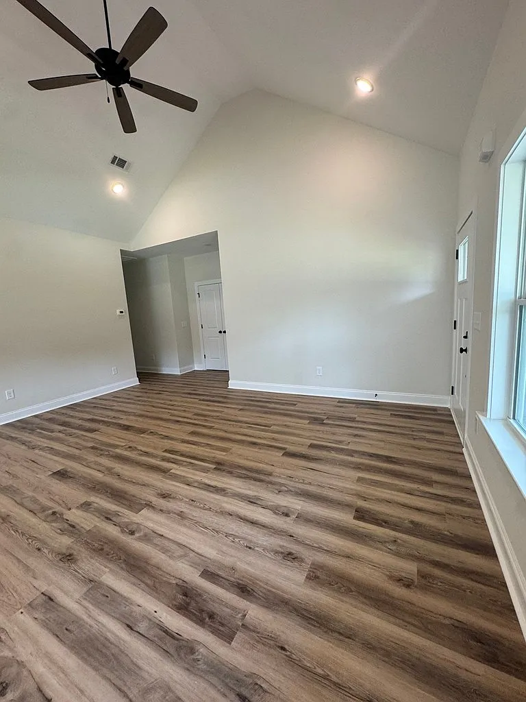 3 bed, 2.0 bath, 1403 sqft, $2,300 — Photo 2