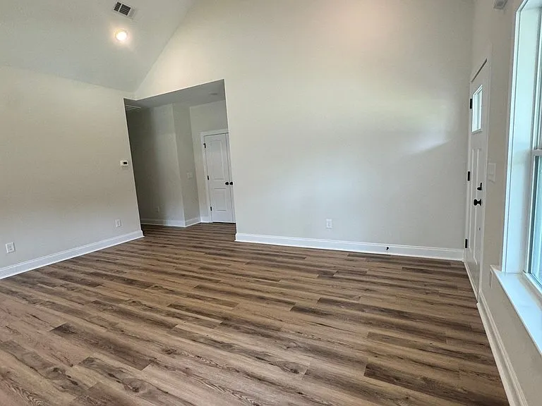 201 Oak Ave — Photo 2