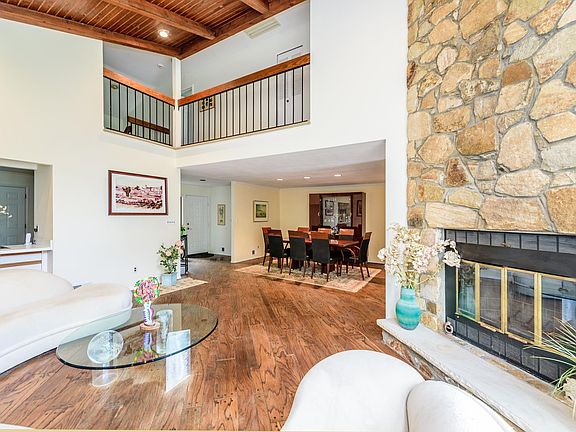 4th image of 267 Vista Dr