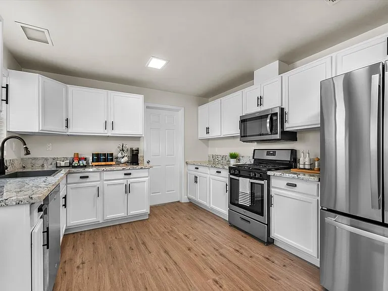 842 W Pine Ave — Photo 14