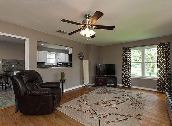 3rd image of 705 Pecan Ave