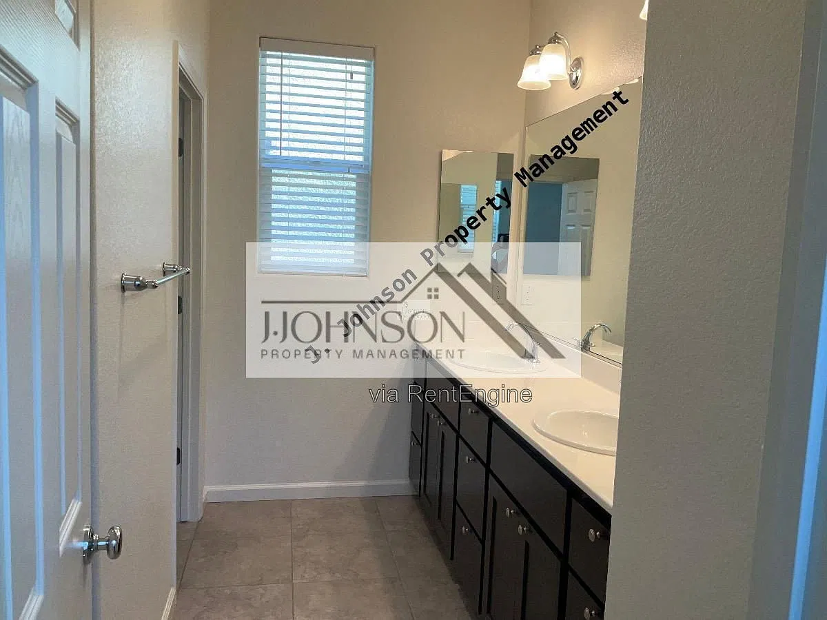 4 bed, 2.5 bath, 2500 sqft, $3,100 — Photo 4