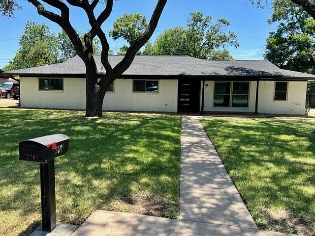 1st image of 2701 Palmetto Dr