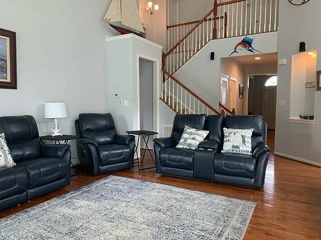 5 bed, 2700 sqft, $2,500 — Photo 2