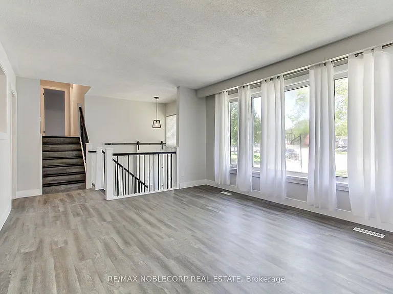 17 Larkdale Cres — Photo 13