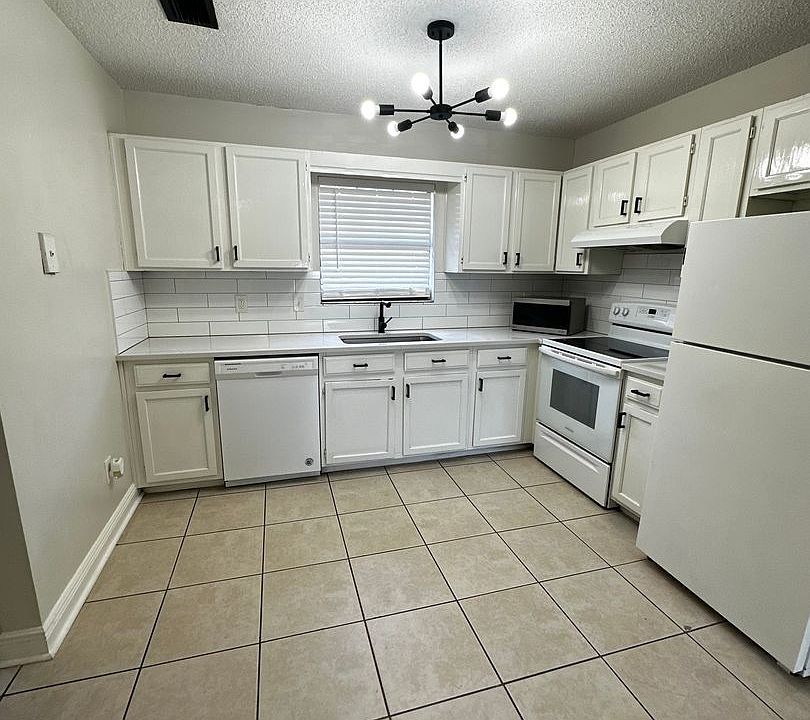 1st image of 4901 Dover Cir APT 3
