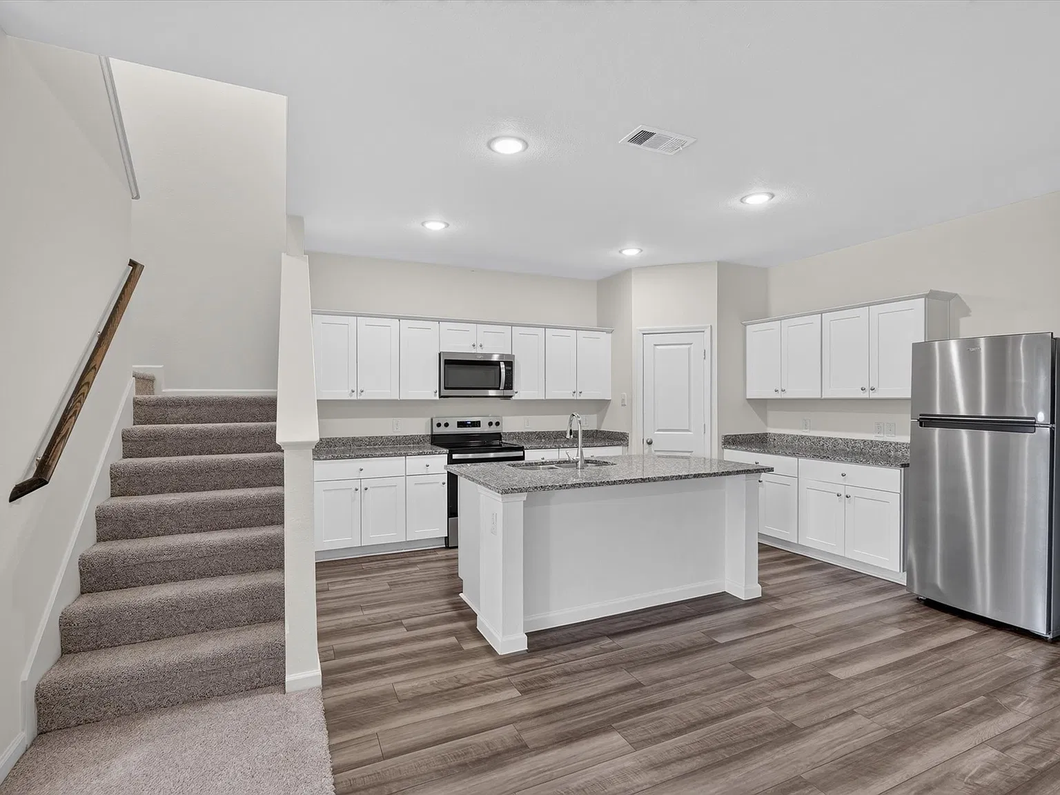 5 bed, 2797 sqft, $2,390 — Photo 2