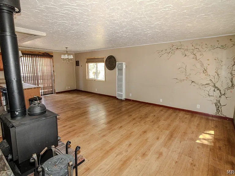 880 Wabash Ln — Photo 3