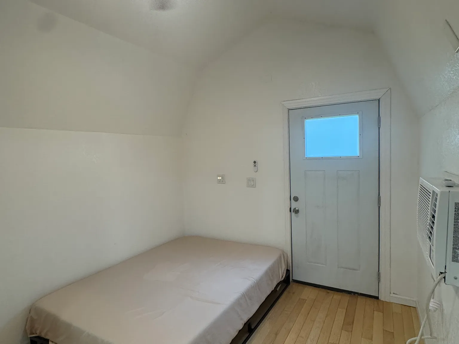 Studio, 350 sqft, $1,050 — Photo 3