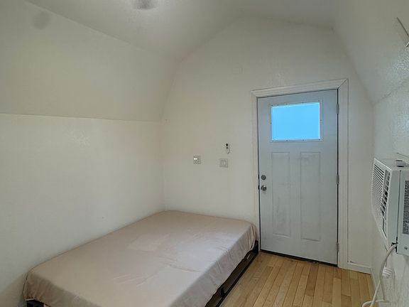 3rd image of 536 Hillvale Dr