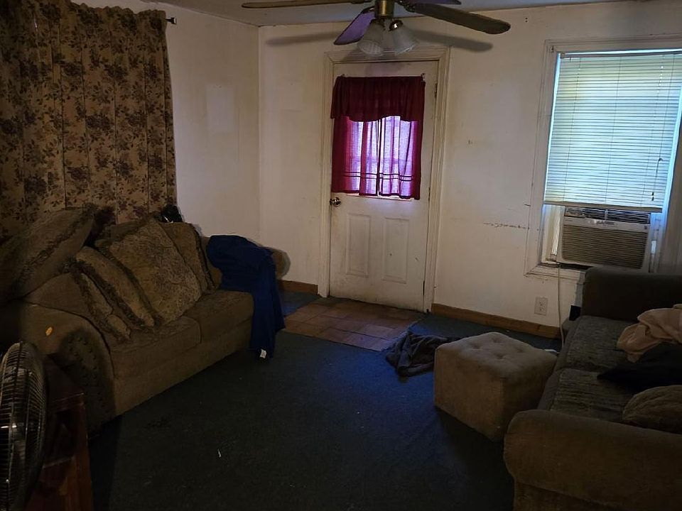 2nd image of 2145 Becker St