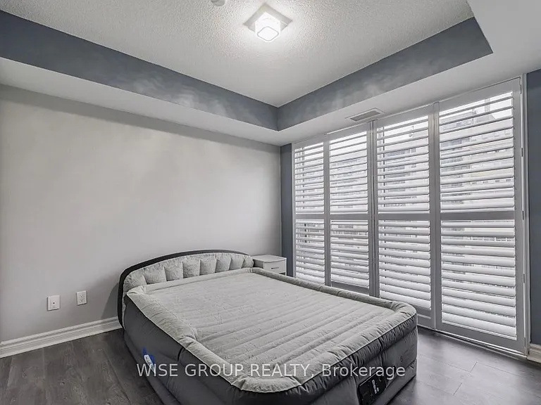 30 Meadowglen Pl N #1403 — Photo 11