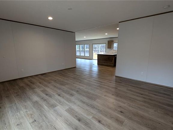 4th image of 320 Pondview Dr