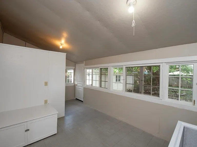 720 Owen St — Photo 11