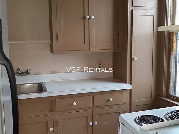3rd image of 638 N Main St APT 1