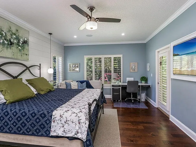 master BR w/ huge ensuite bathroom
