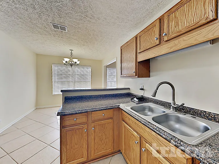 3013 Weybridge Dr — Photo 8