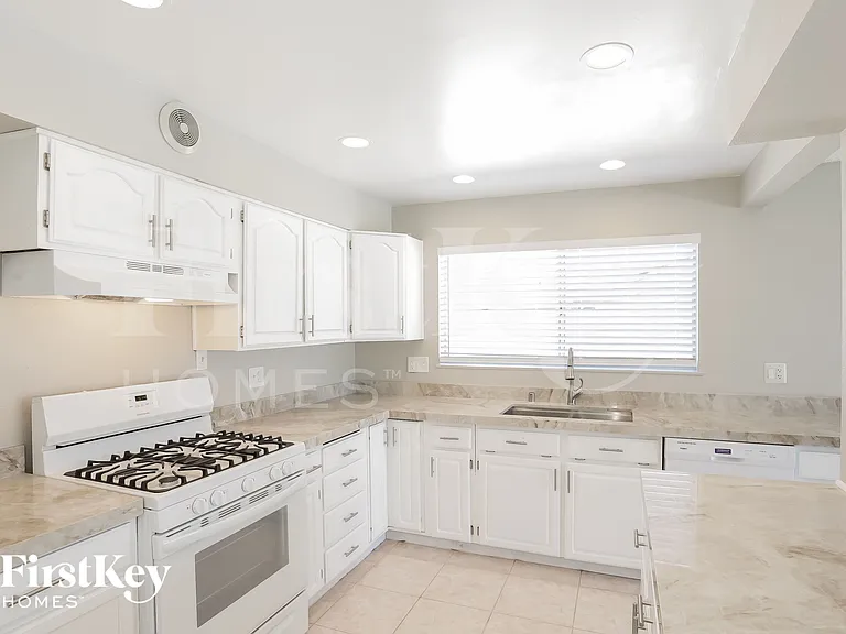 825 Antigua St — Photo 6