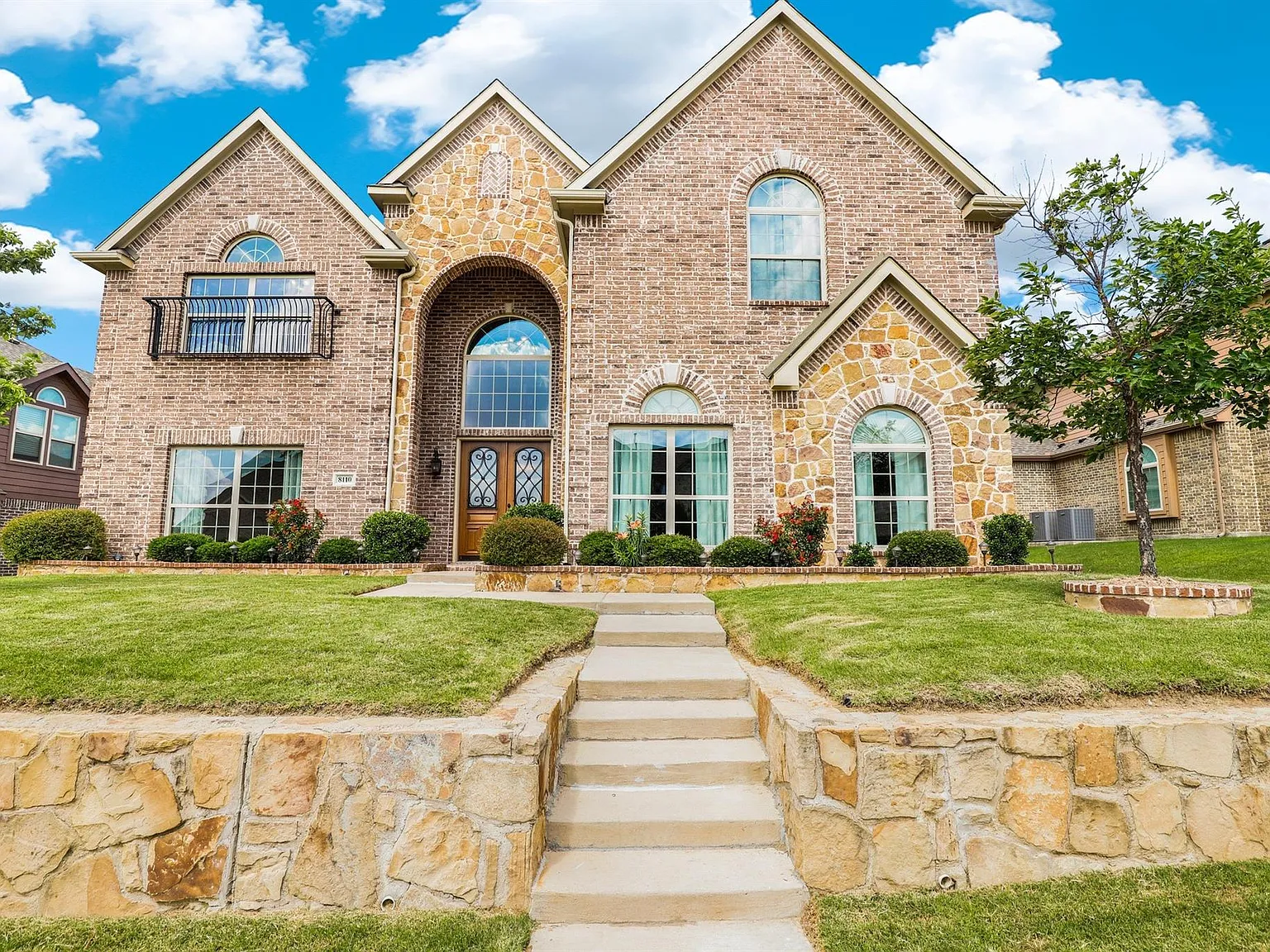 6 bed, 4164 sqft, $4,300 — Photo 1