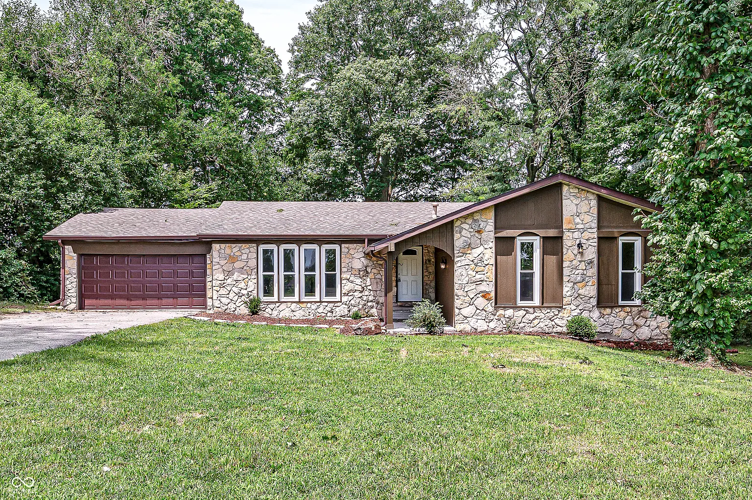5362 Shorewood Dr photo 1