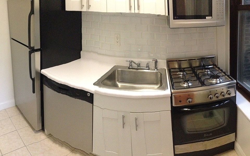 2nd image of 260 E 72nd St APT 3G