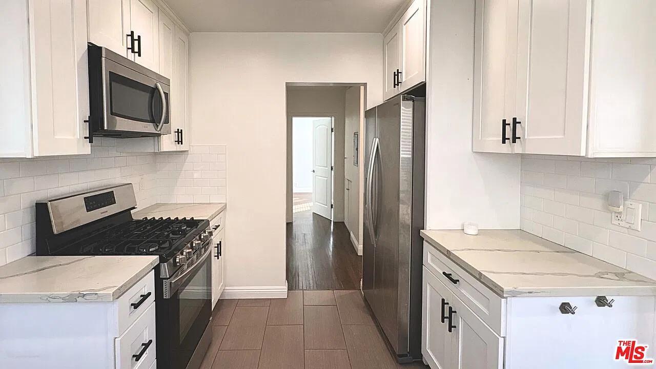 2 bed, 2.0 bath, 1483 sqft, $4,200 — Photo 2